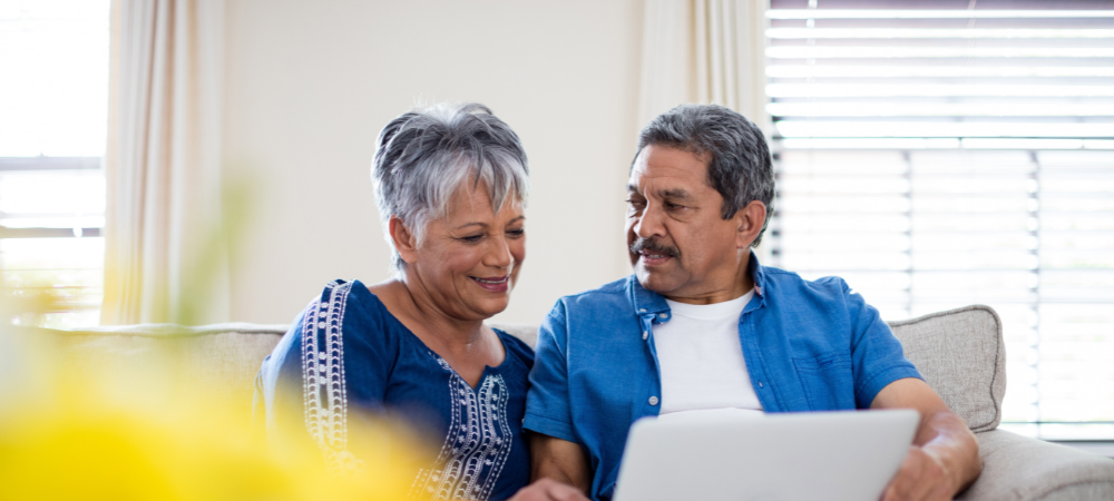 blog_technology_helps_seniors couple sitting on couch with laptop